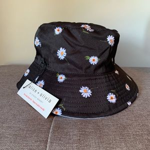 BNWT alice + olivia reversible bucket hat